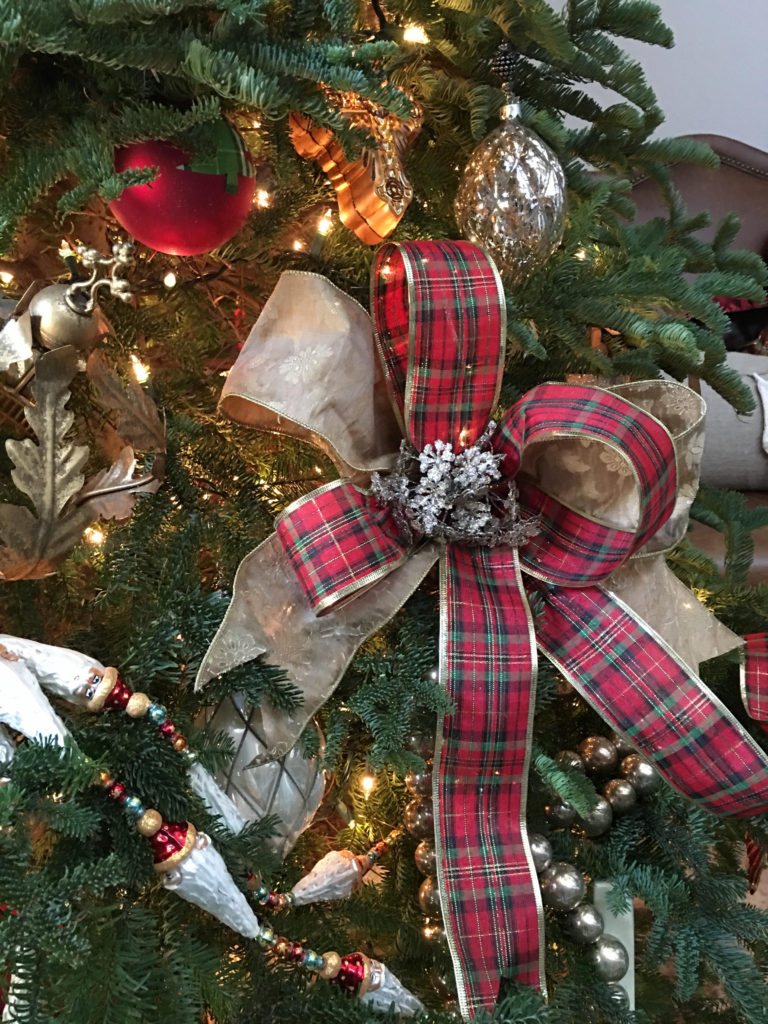 Today we are sharing a few tips for decorating a beautiful Christmas Tree! Some of the suggestions are so simple, yet unexpected!