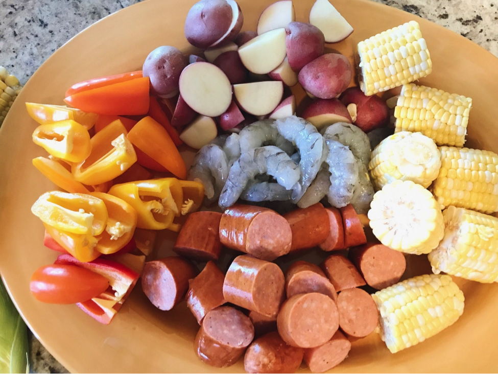 Are you looking for an easy and delicious meal for the 4th of July? Your friends and family will LOVE this summer cookout idea! 