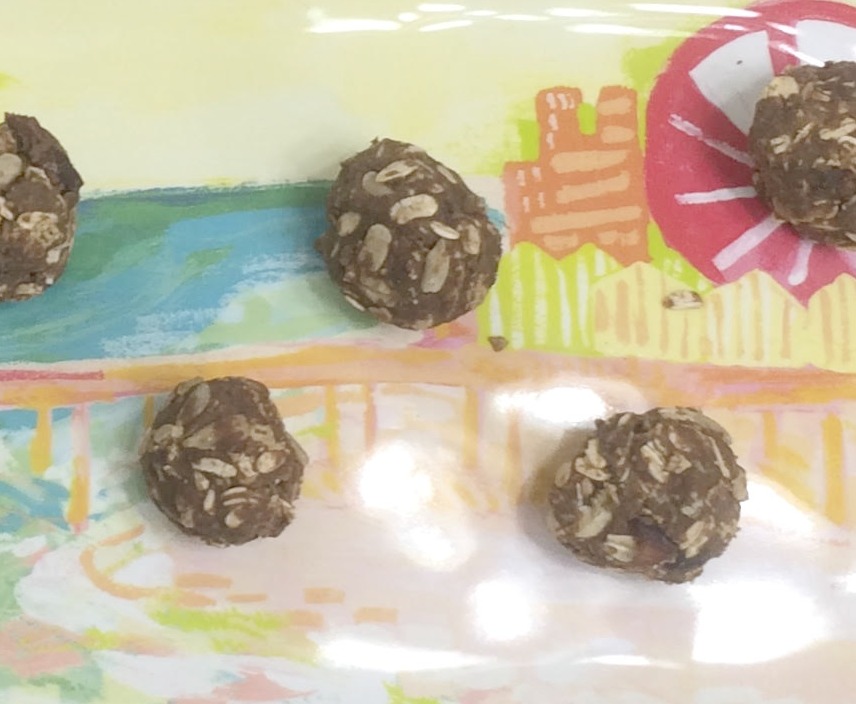 Are you looking for a quick, easy AND healthy snack for you or the kids??? Look no further than our fabulous recipe for easy chocolate protein balls!! 